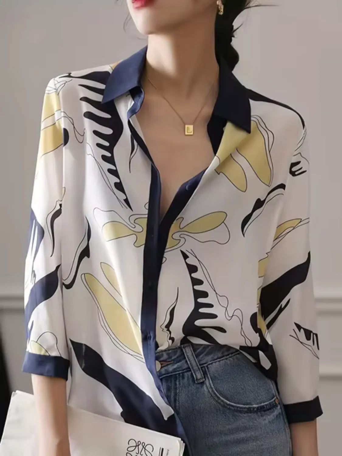 Camisa Feminina Estampada Casual com Decote em V e Botões - Elara