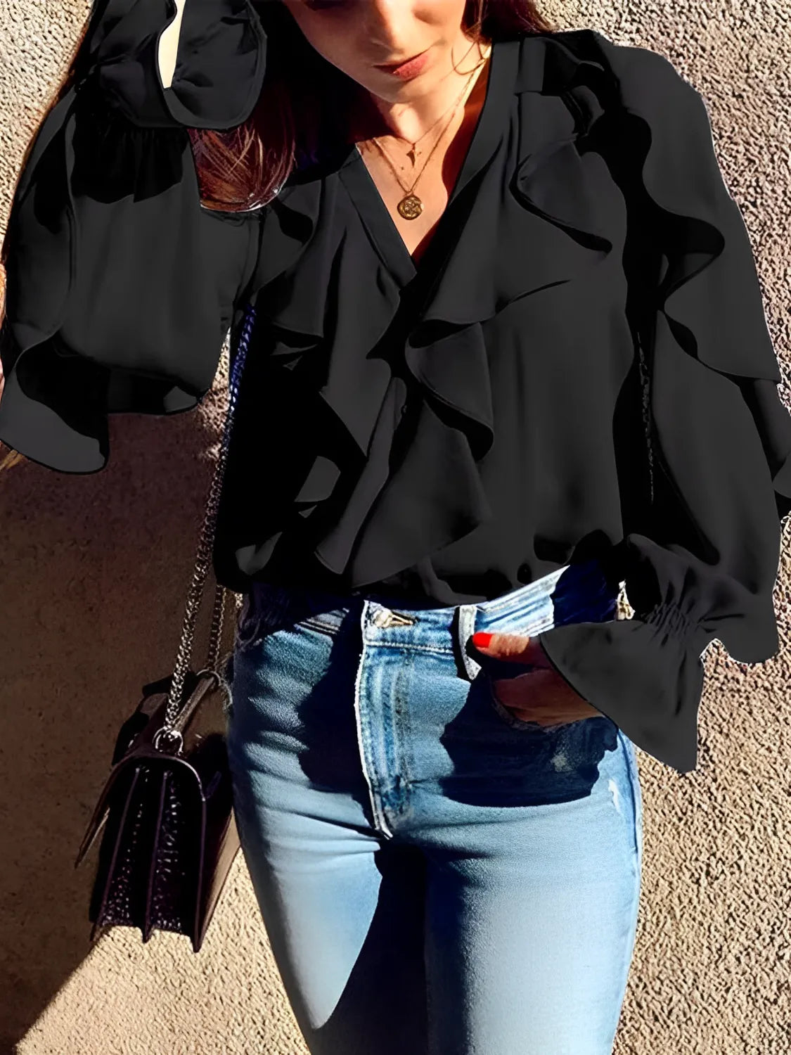 Camisa Feminina com Babados Frontais e Decote em V - Mabel