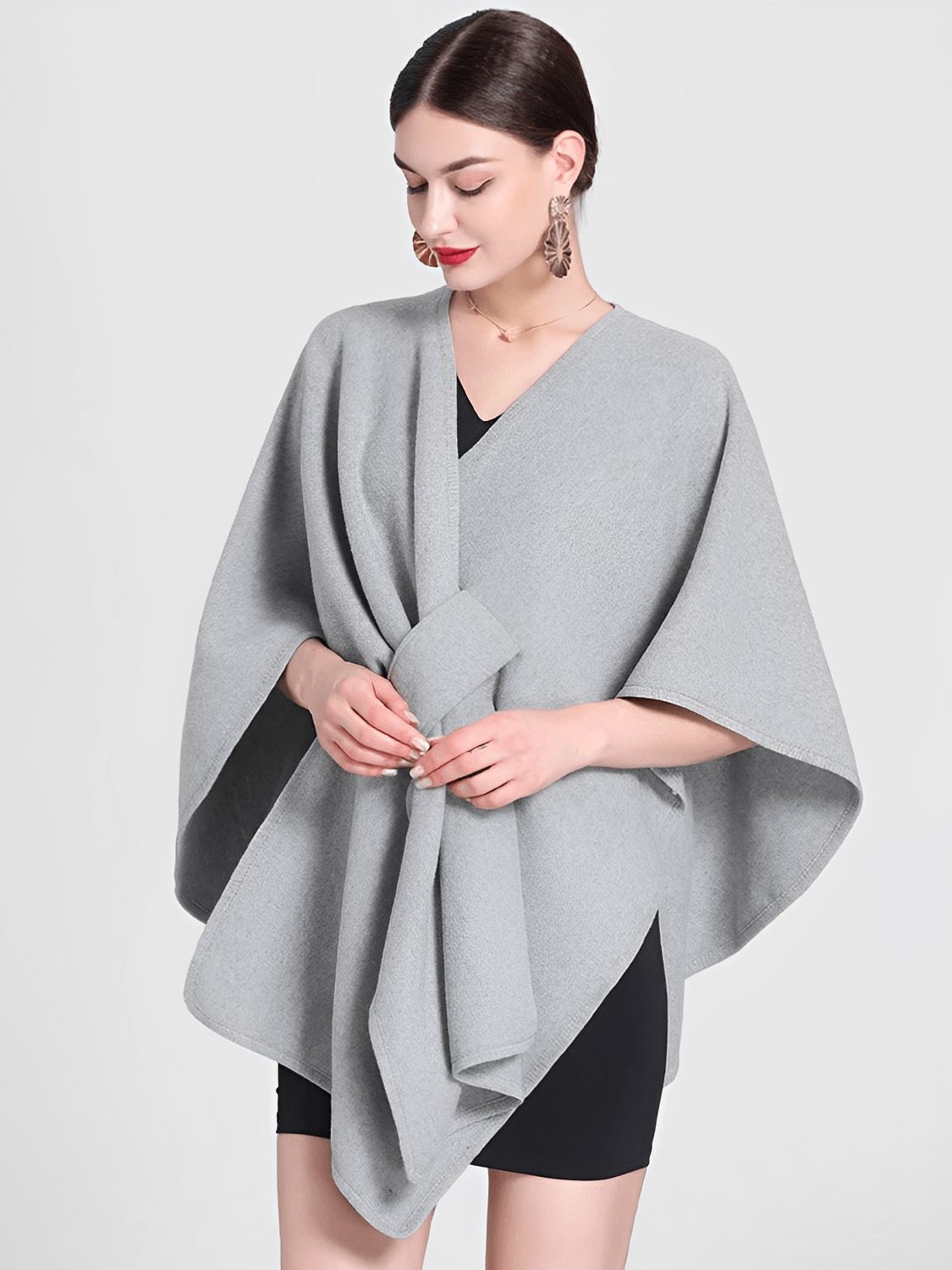 Casaco Feminino Estilo Capa em Lã com Decote V Recorte Assimétrico e Fechamento Transpassado  – Arabela