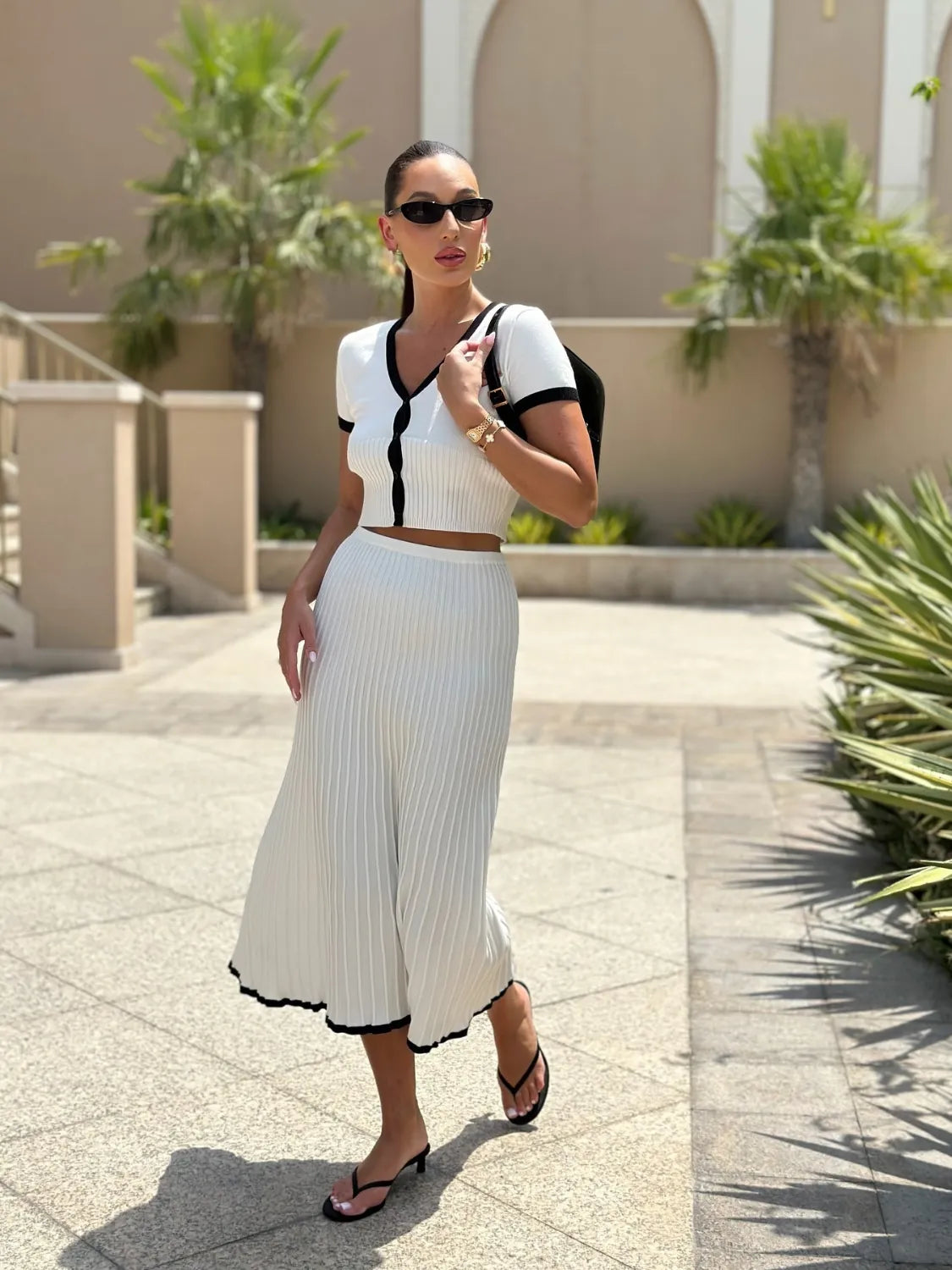 Conjunto Feminino de Tricô com Cropped Gola V e Mangas Curtas e Saia Midi Plissada - Greta