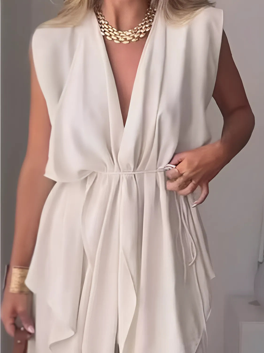 Blusa Feminina Bainha Assimétrica com Decote em V e Cinto de Cordão Ajustável - Serena