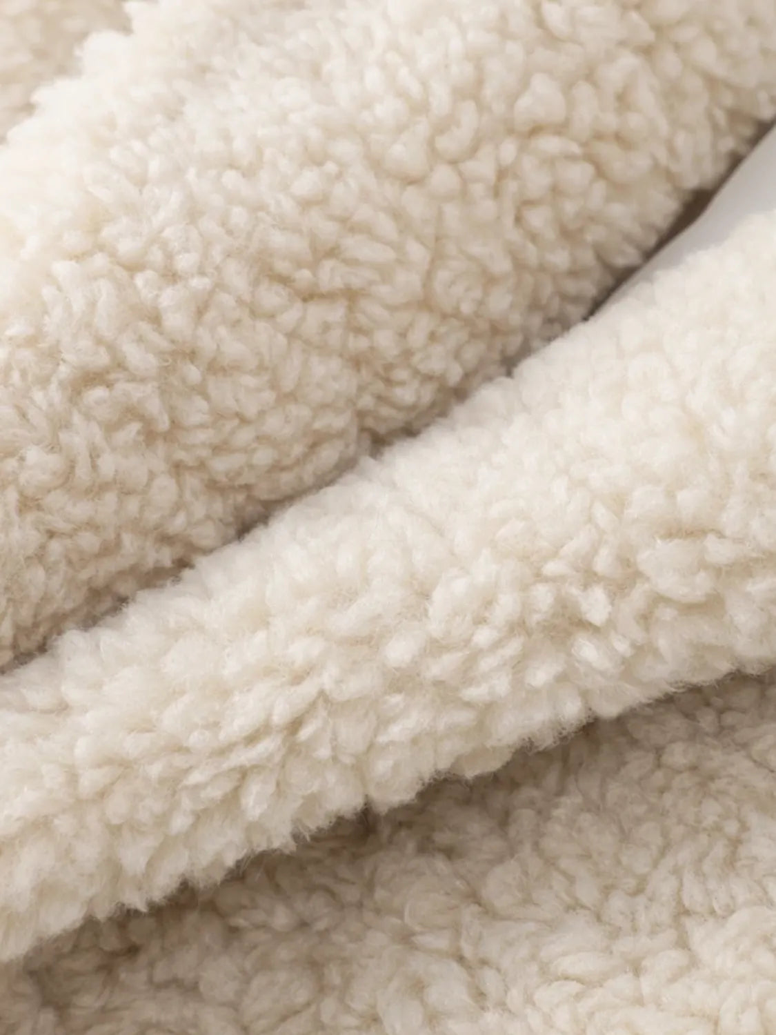 Casaco Feminino Teddy em Lã Peluciado com Bolsos - Pérola [FRETE FULL]