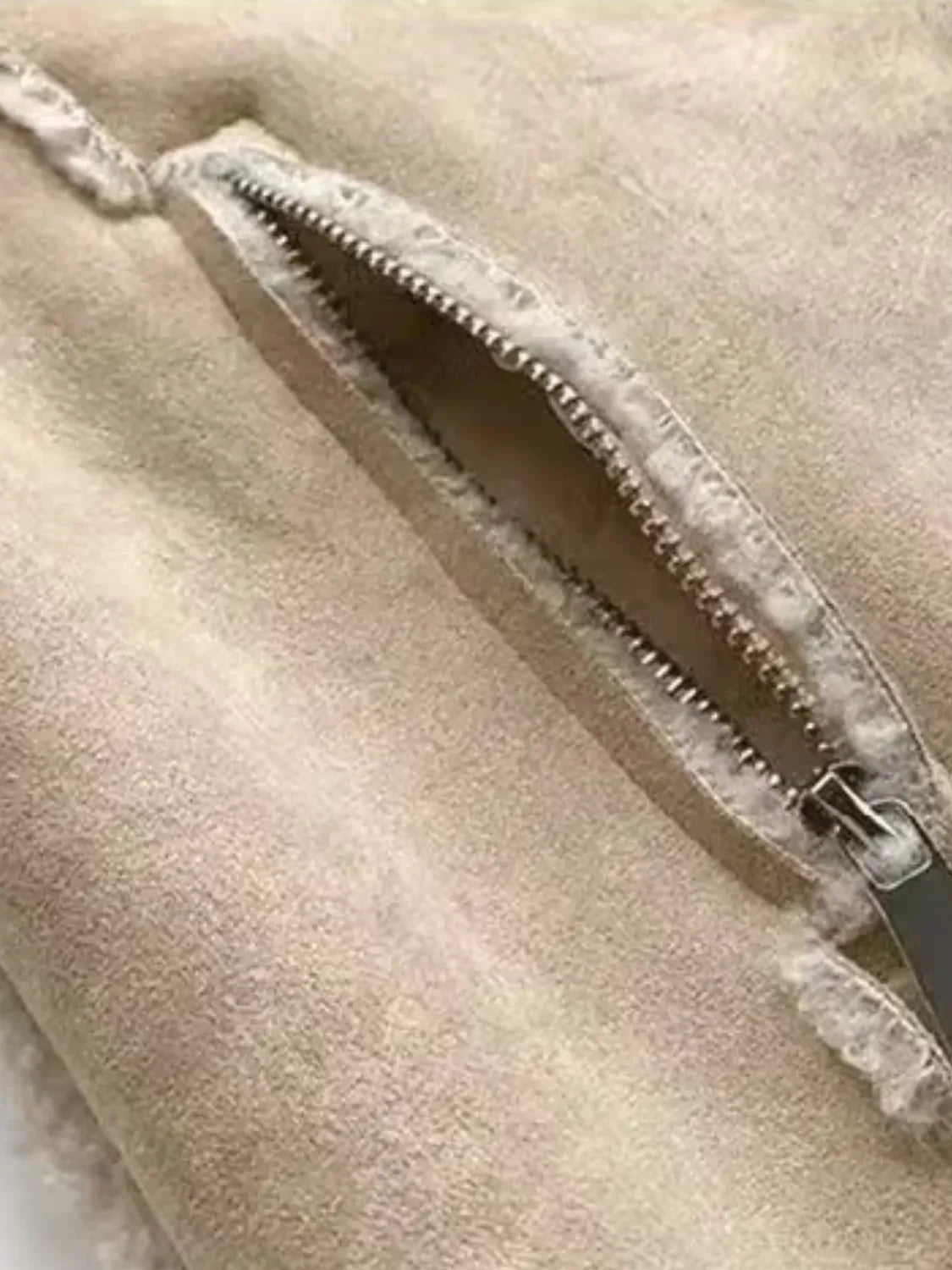 Casaco Feminino Peluciado em Lã e Camurça com Zíper e Bolsos - Rosy