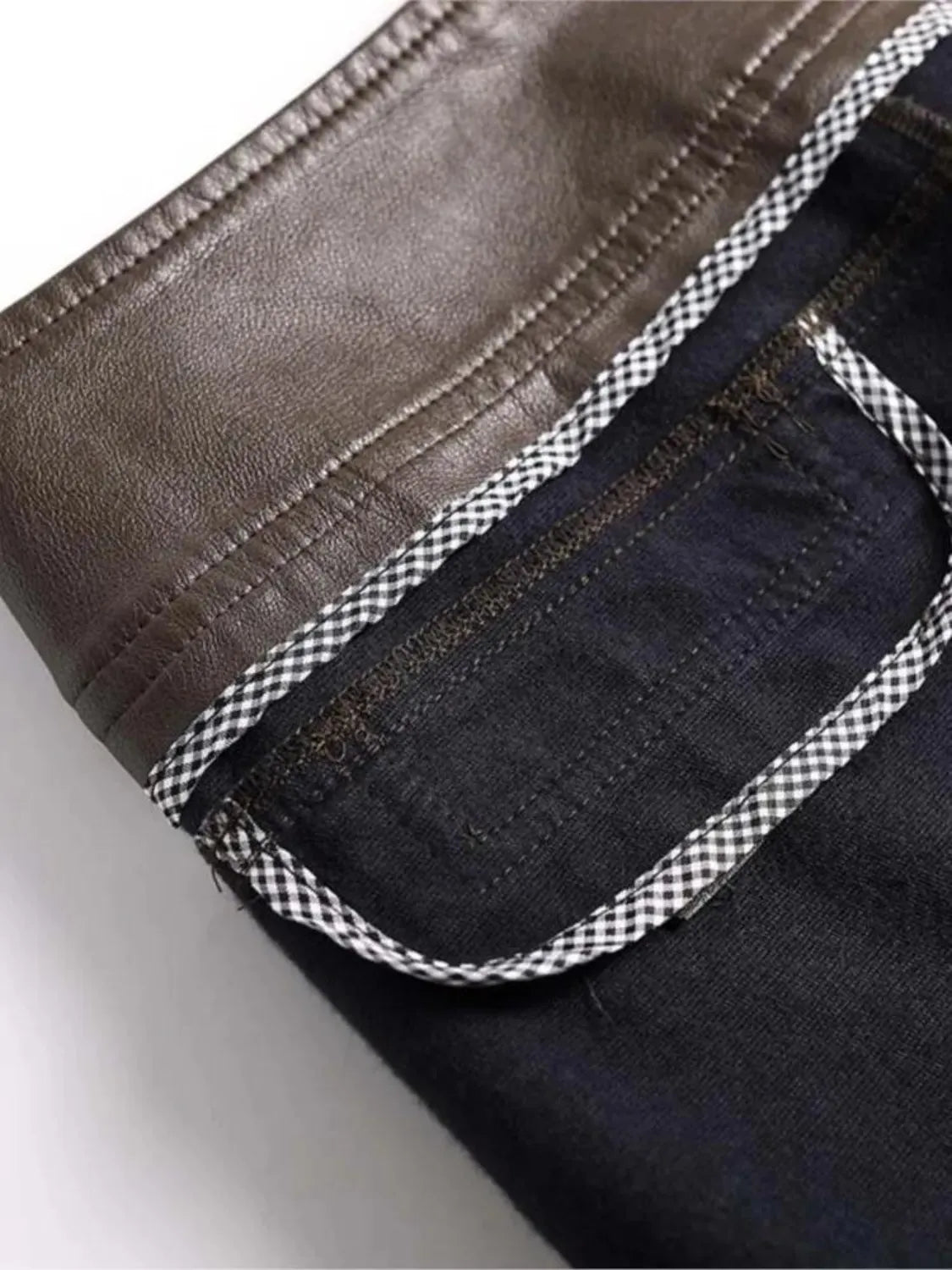 Calça Feminina Flare Cintura Alta em Couro Sintético com Fechamento em Botão - Ellie.