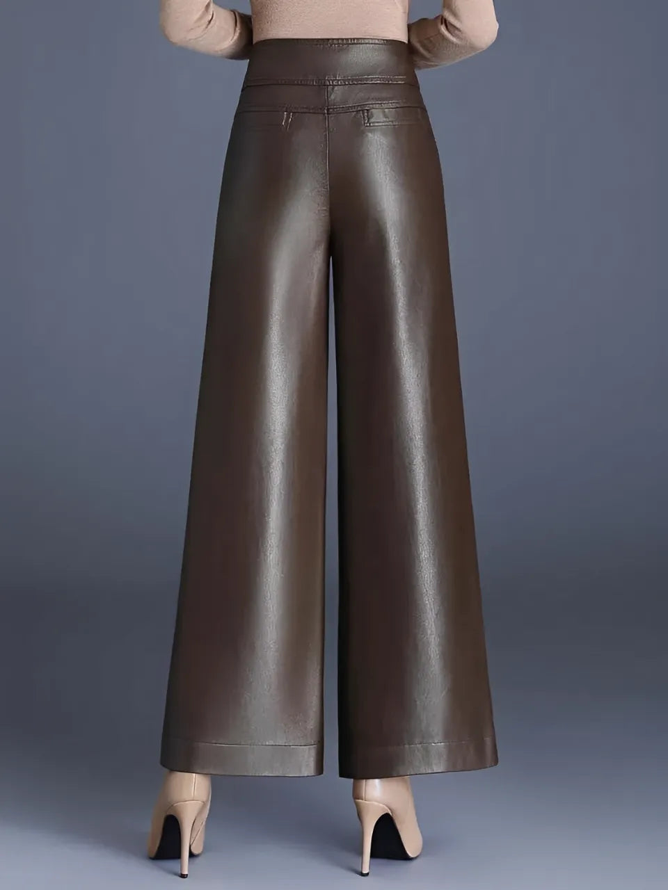 Calça Feminina Flare Cintura Alta em Couro Sintético com Fechamento em Botão - Ellie.