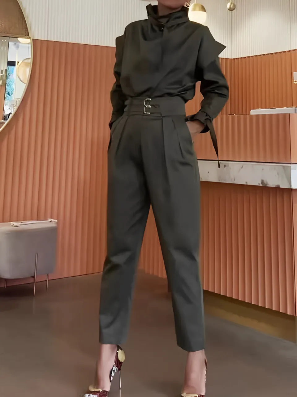 Conjunto Feminino Cargo com Cintos Blusa Gola Alta e Calça Cenoura  - Jade
