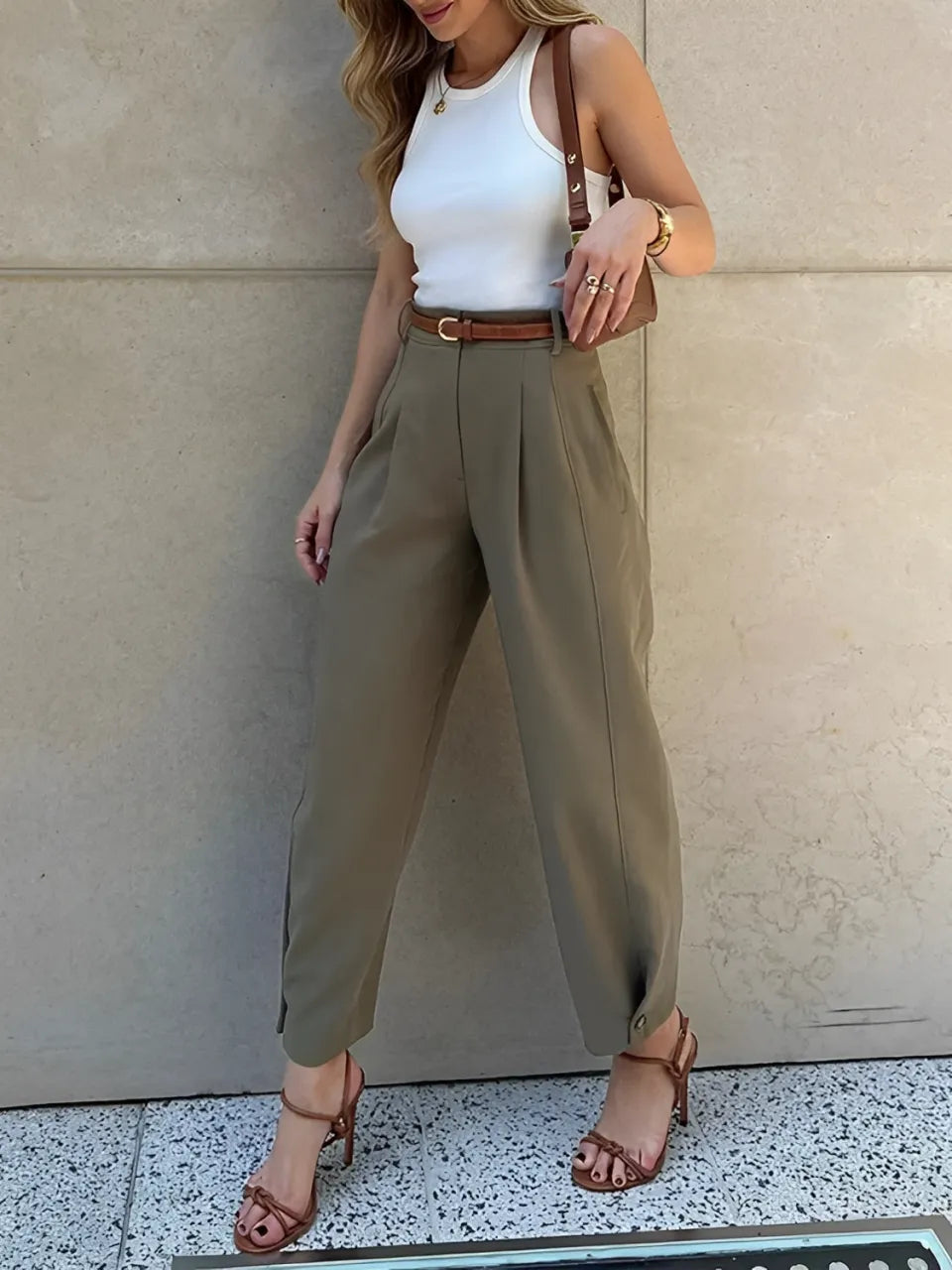 Calça Feminina Slim Cintura Média com Pregas Bolsos Funcionais e Cinto - Ester