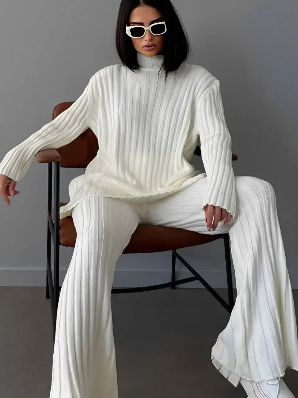 Conjunto Feminino de Tricô Canelado com Suéter de Gola Alta e Calça Flare de Cintura Alta - Luna