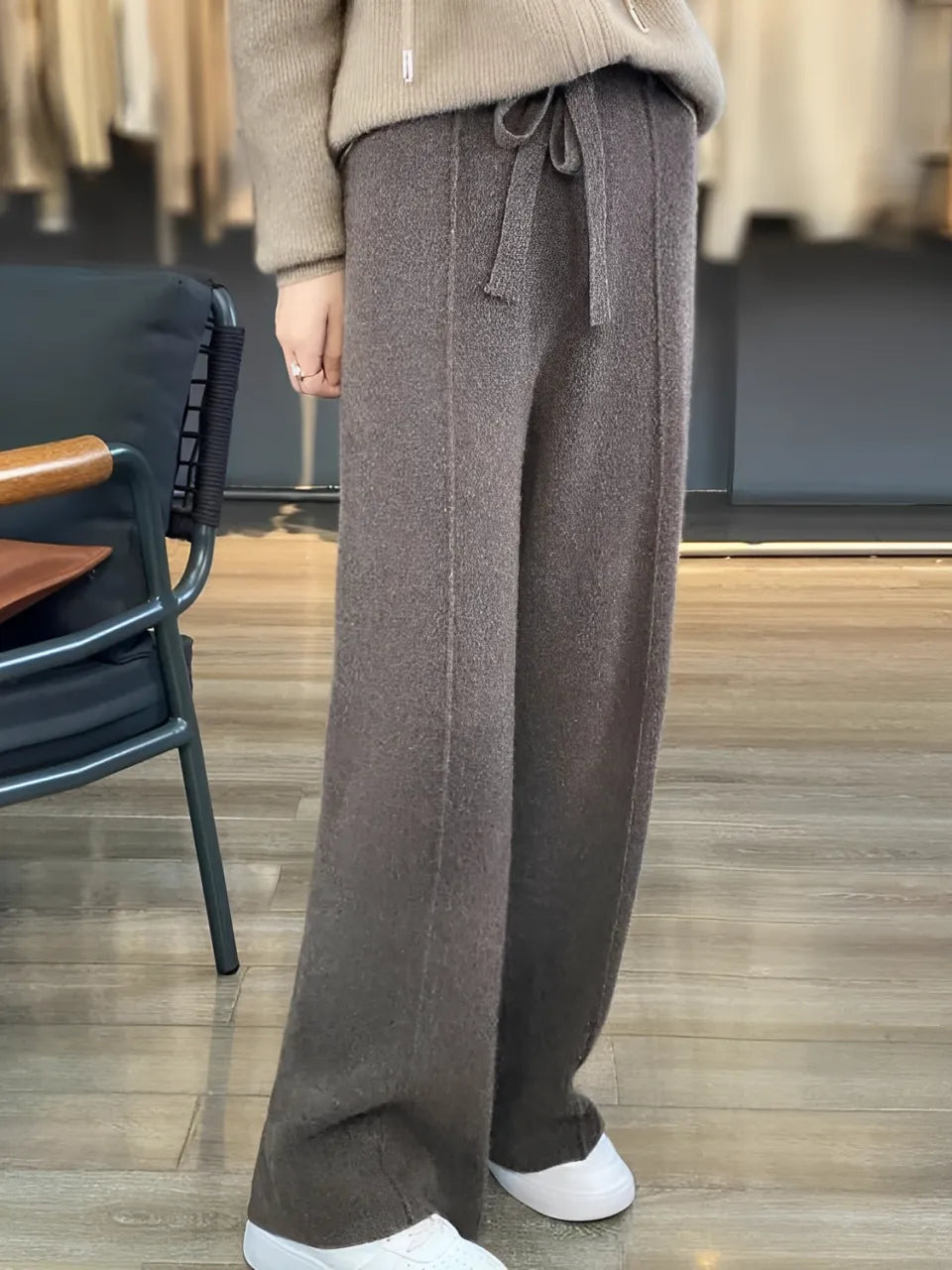 Calça Feminina Wide de Lã com Cintura Alta e Cadarço na Cintura - Justine.