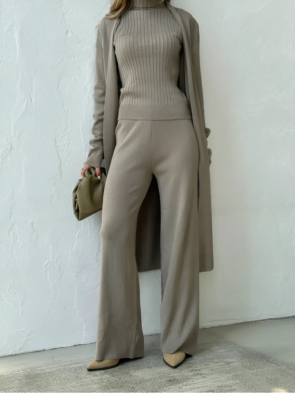 Conjunto Feminino de 3 Peças com Blusa Canelada Gola Alta Calça Pantalona de Cintura Elástica e Cardigan Alongado - Lolla  [FRETE FULL]