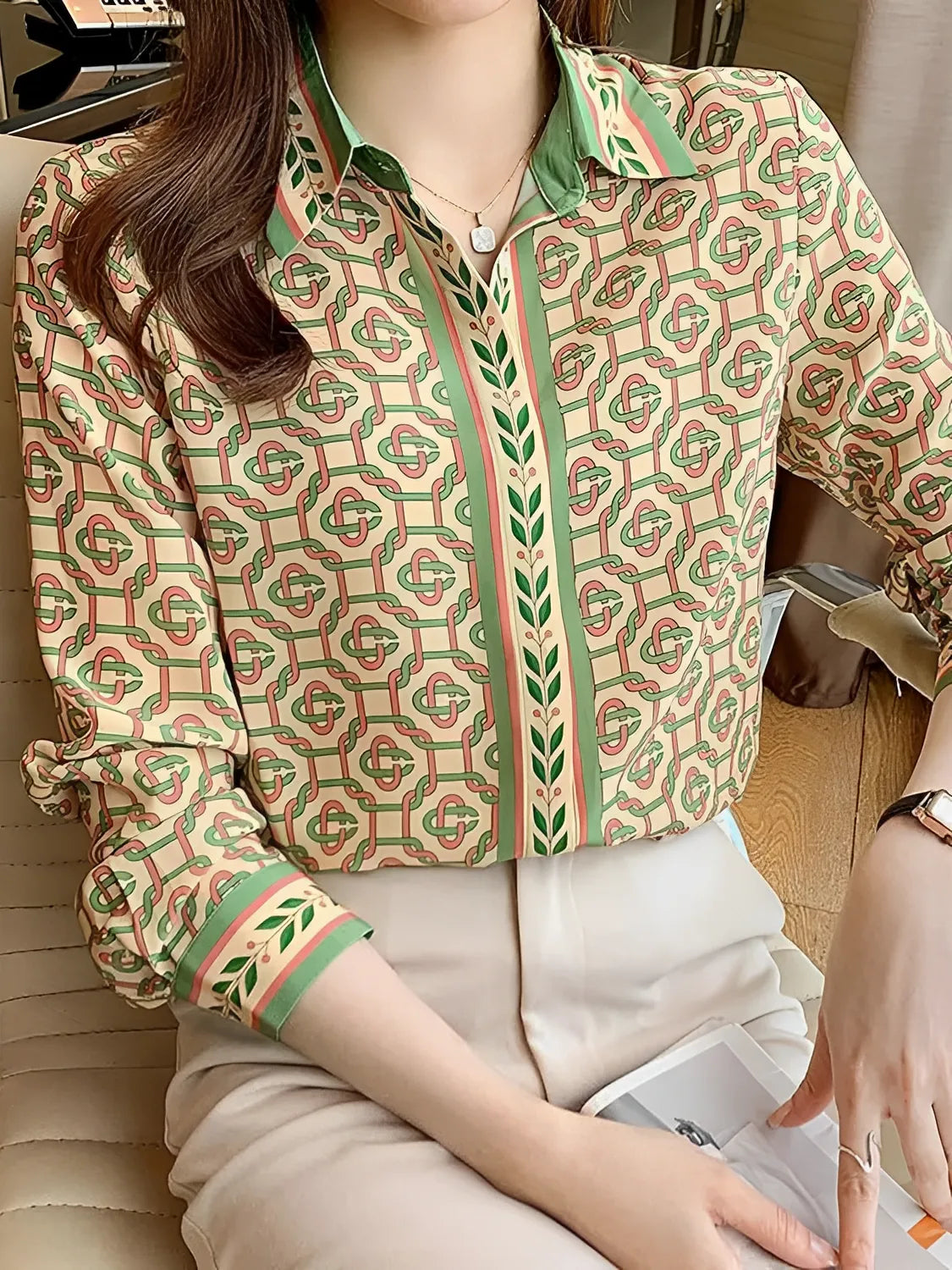 Camisa Feminina Estampada com Gola Clássica e Botões - Francesca