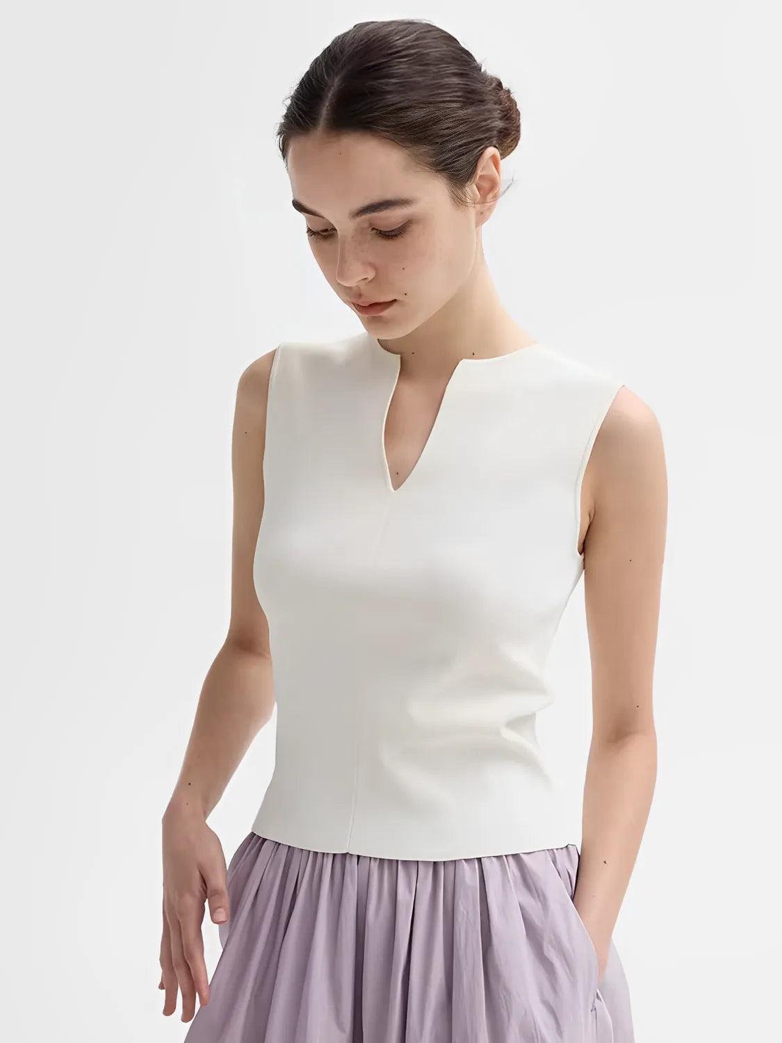 Blusa Feminina Regata Básica Decote em V Tecido Leve - Estela