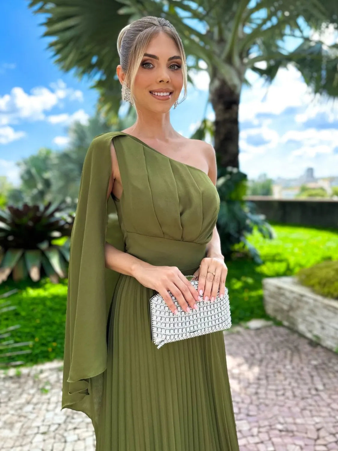 Vestido Feminino Longo de Festa com Capa no Ombro e Saia Plissada - Gabriella