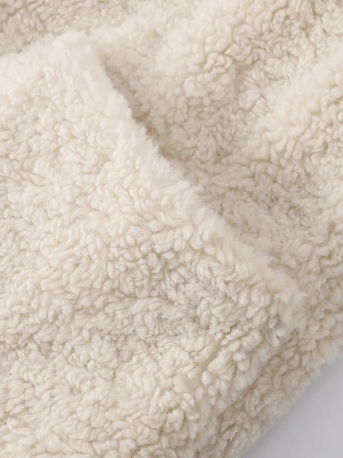Casaco Feminino Teddy em Lã Peluciado com Bolsos - Pérola [FRETE FULL]
