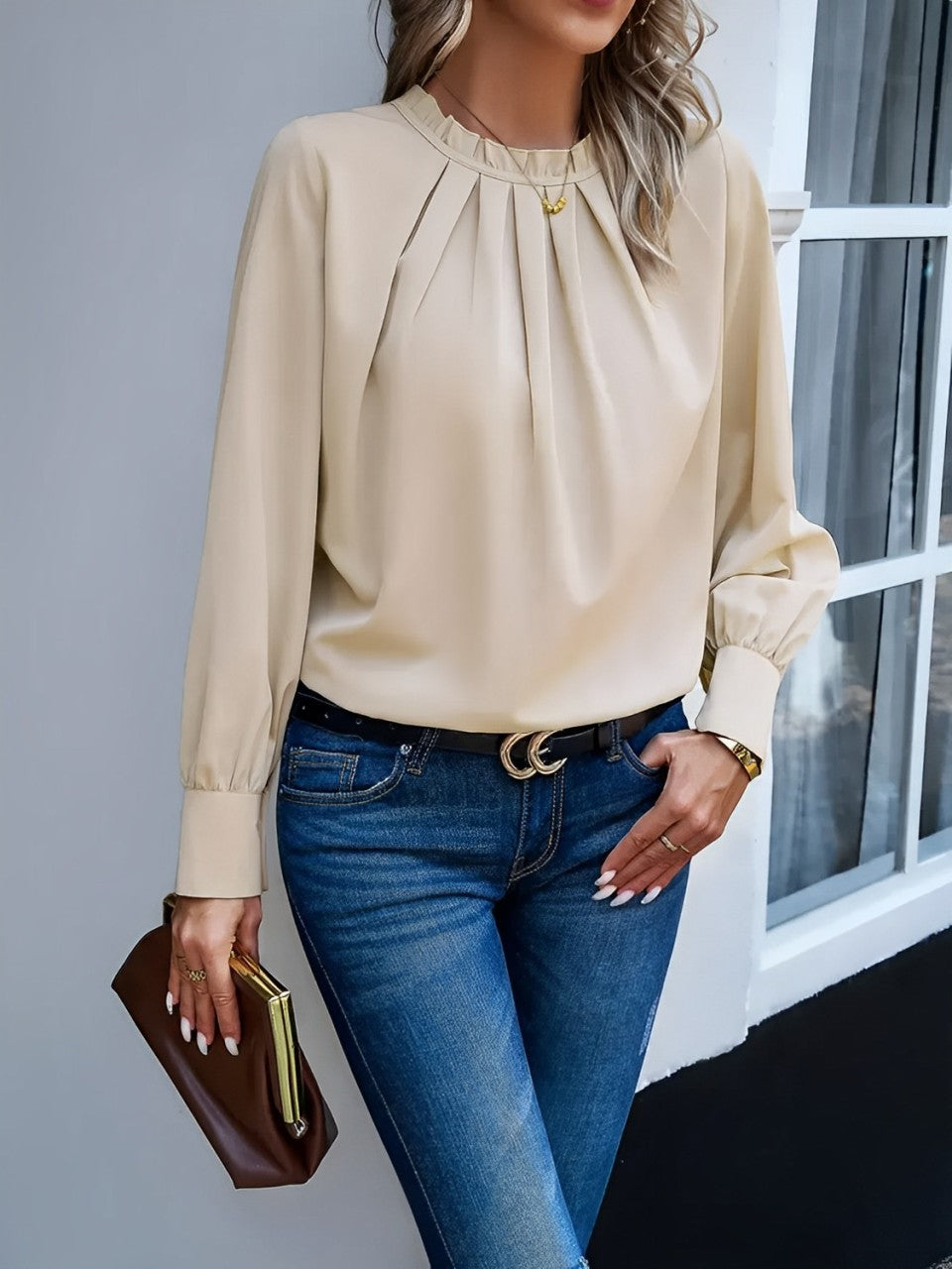 Camisa Feminina Franzida com Gola Redonda e Mangas Longas - Angelina