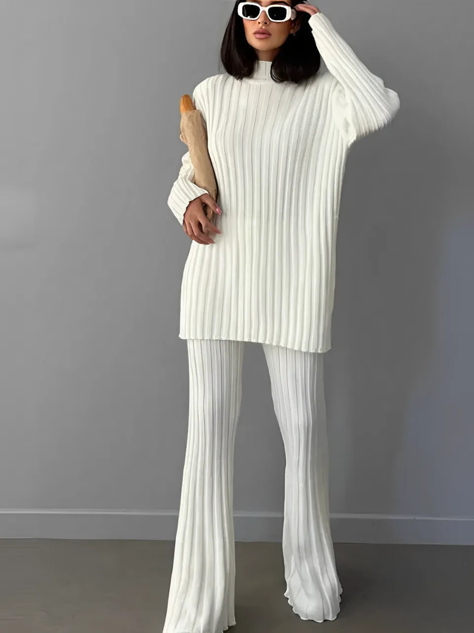 Conjunto Feminino de Tricô Canelado com Suéter de Gola Alta e Calça Flare de Cintura Alta - Luna
