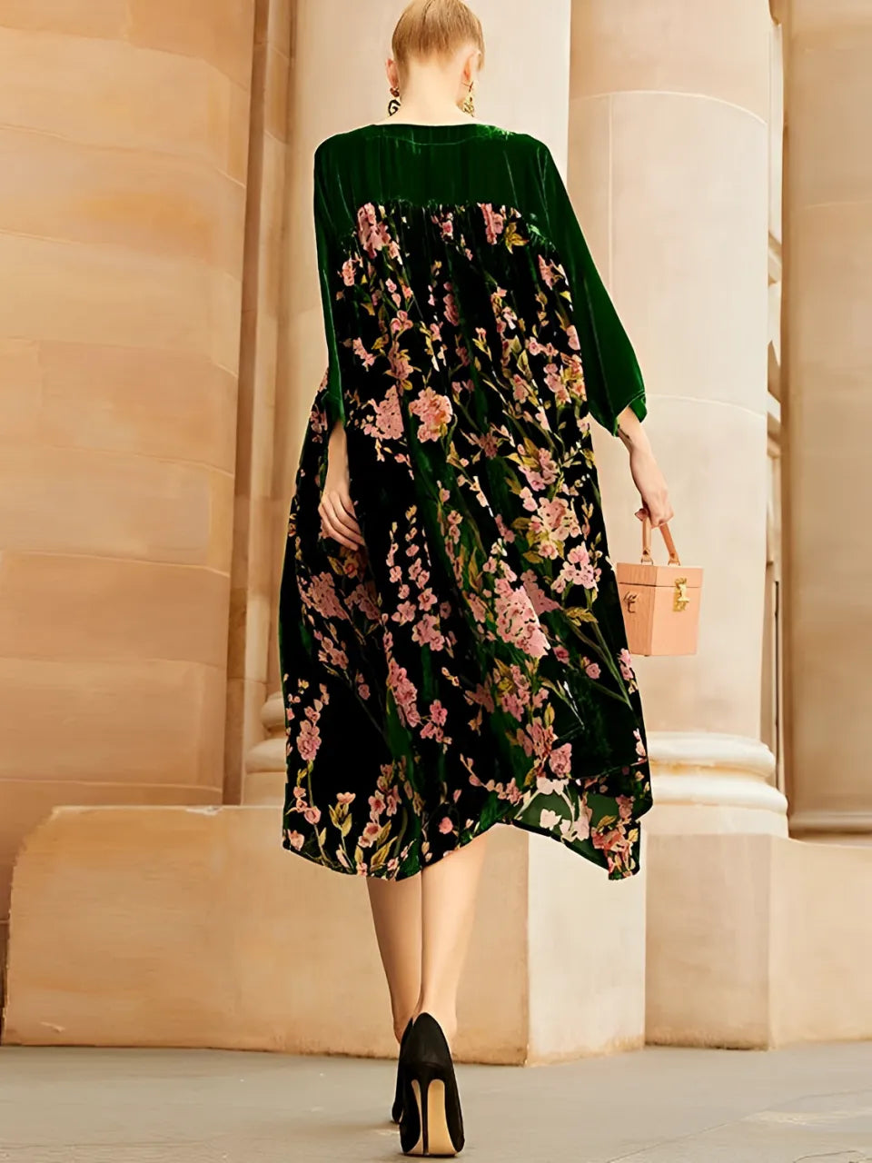 Vestido Feminino de Veludo Floral com Decote Quadrado e Mangas Longas - Theodora