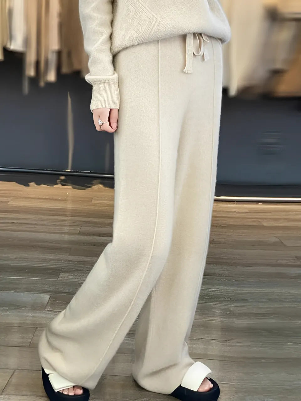 Calça Feminina Wide de Lã com Cintura Alta e Cadarço na Cintura - Justine.
