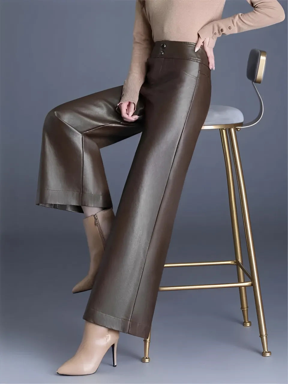 Calça Feminina Flare Cintura Alta em Couro Sintético com Fechamento em Botão - Ellie.