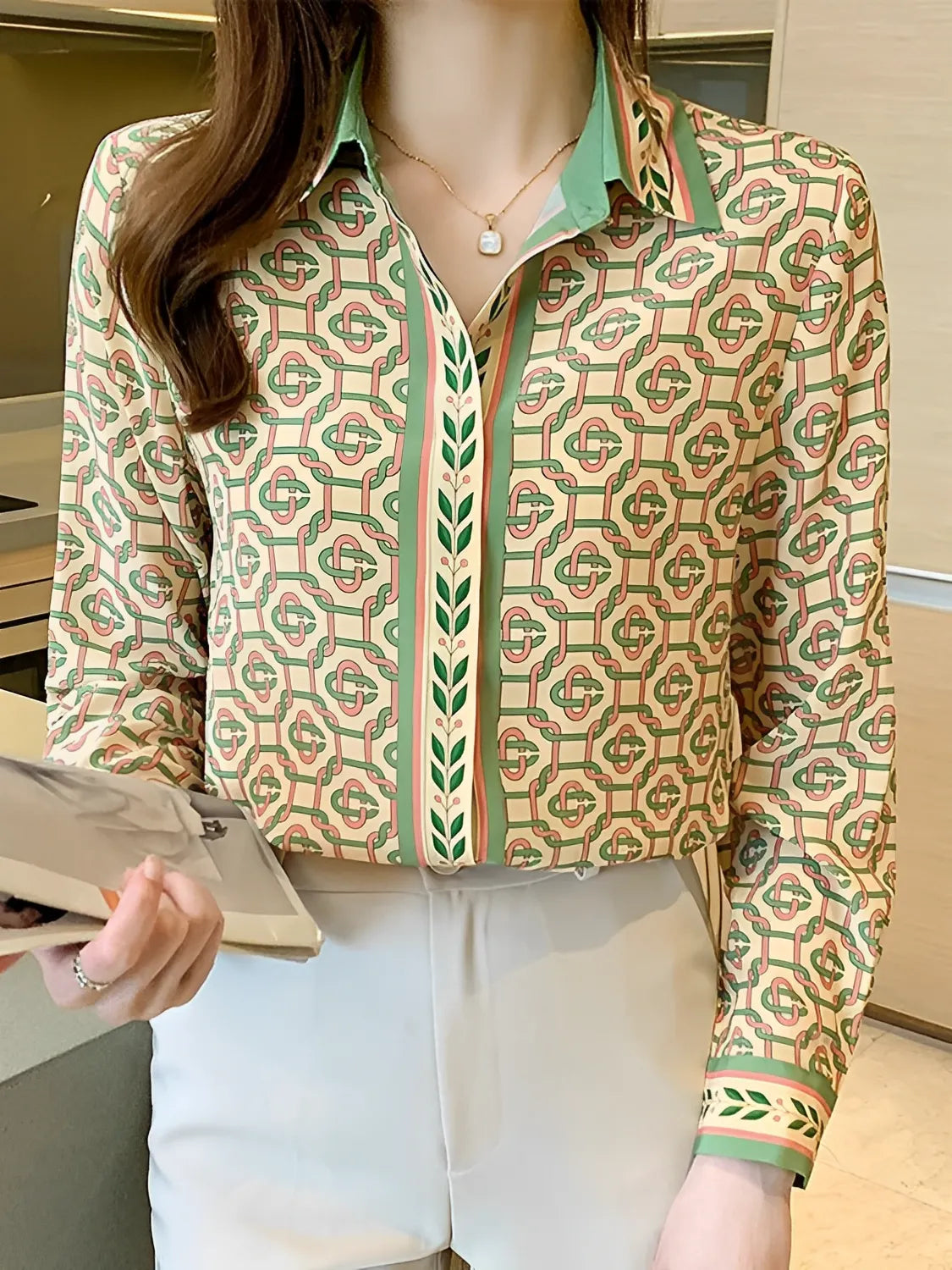 Camisa Feminina Estampada com Gola Clássica e Botões - Francesca