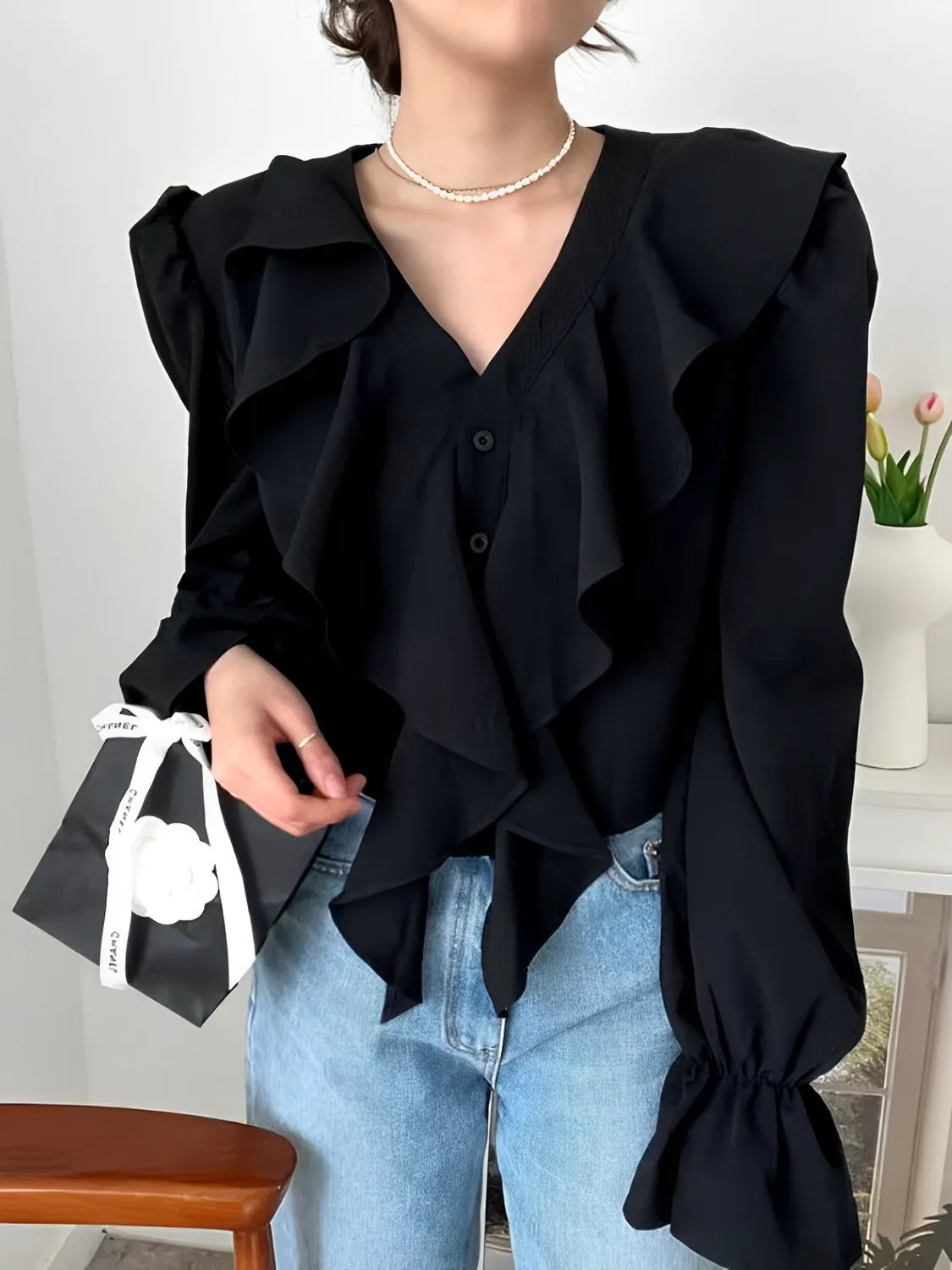Camisa Feminina com Babados Frontais e Decote em V - Mabel