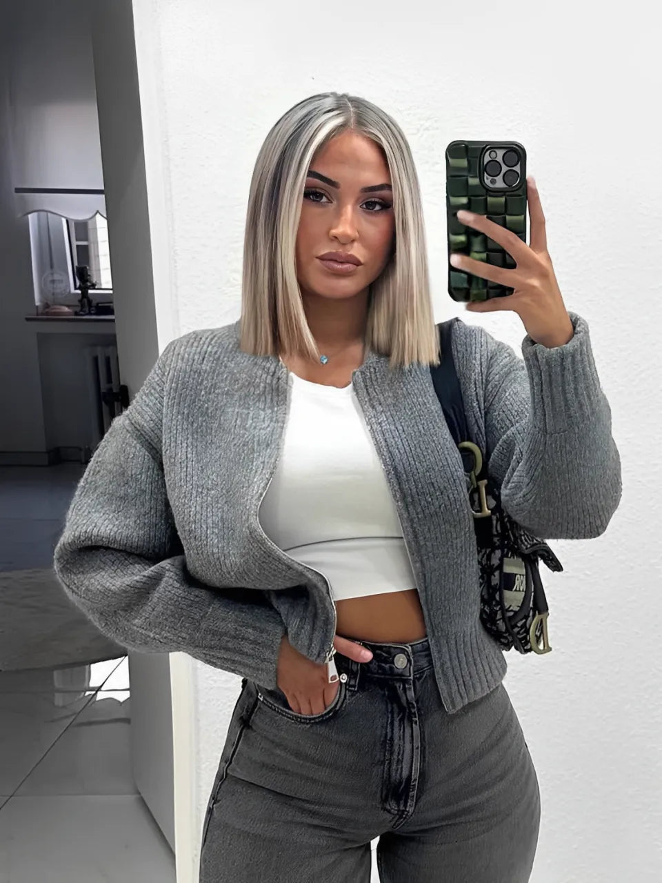 Jaqueta Feminina Bomber Canelada com Zíper e Gola Redonda - Caterine