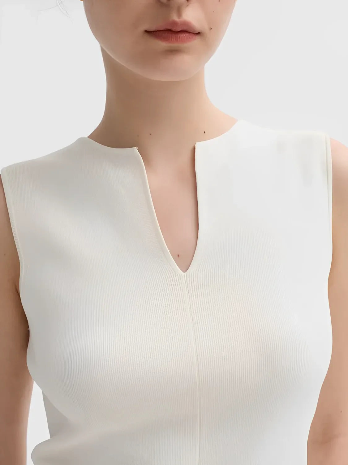 Blusa Feminina Regata Básica Decote em V Tecido Leve - Estela