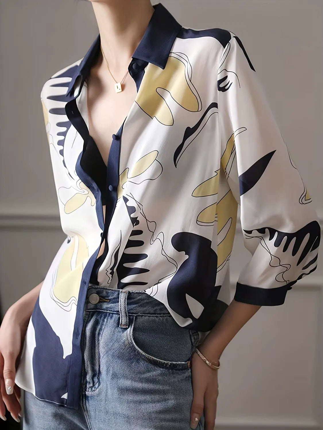 Camisa Feminina Estampada Casual com Decote em V e Botões - Elara
