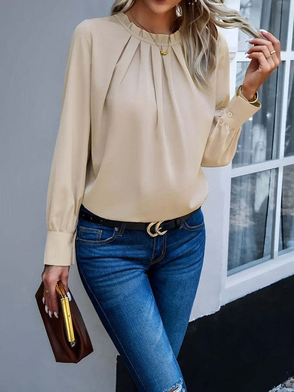 Camisa Feminina Franzida com Gola Redonda e Mangas Longas - Angelina