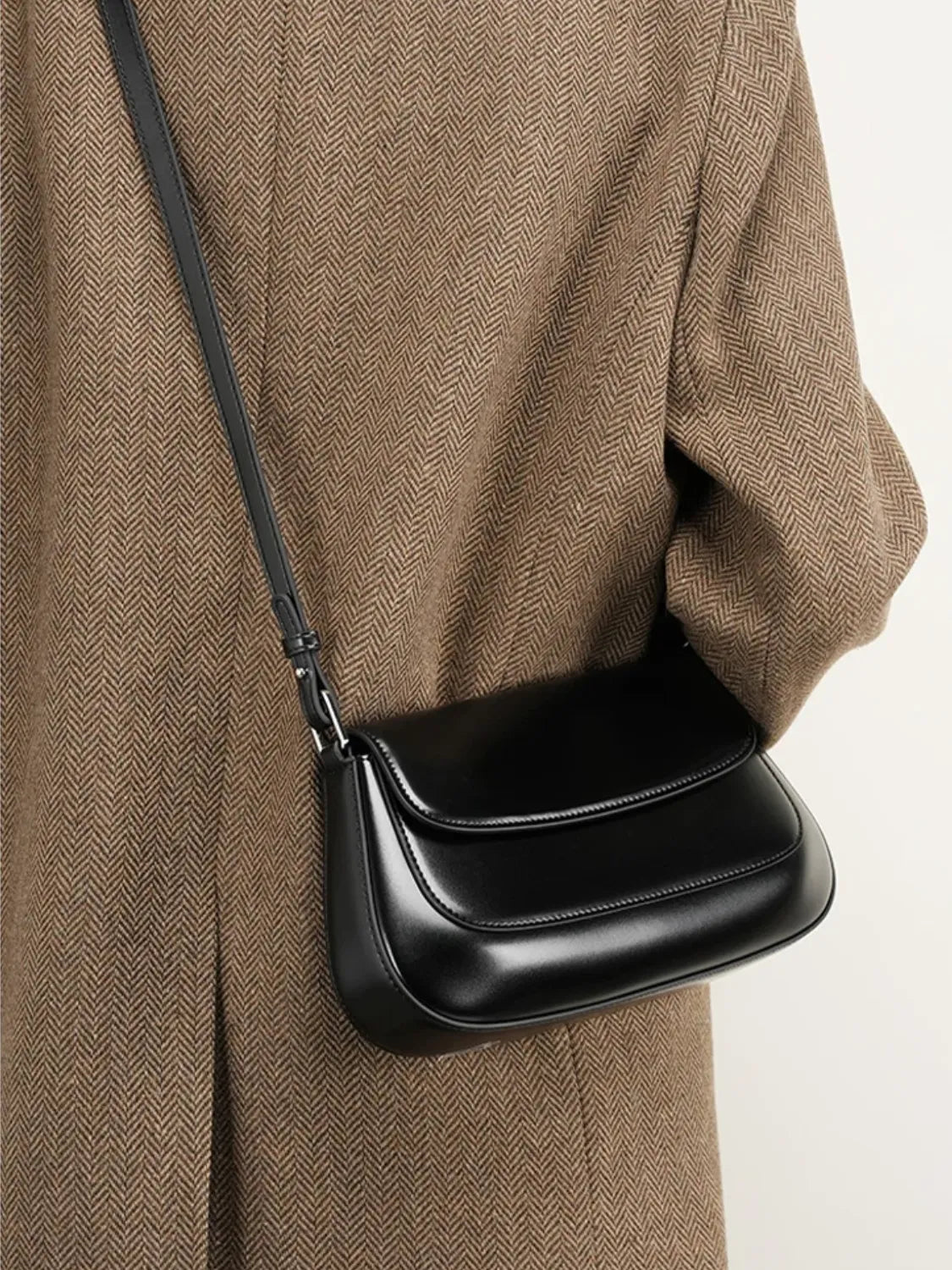 Bolsa Feminina Baguete Tiracolo em Couro Genuíno com Alça Ajustável - Briana [FRETE FULL]