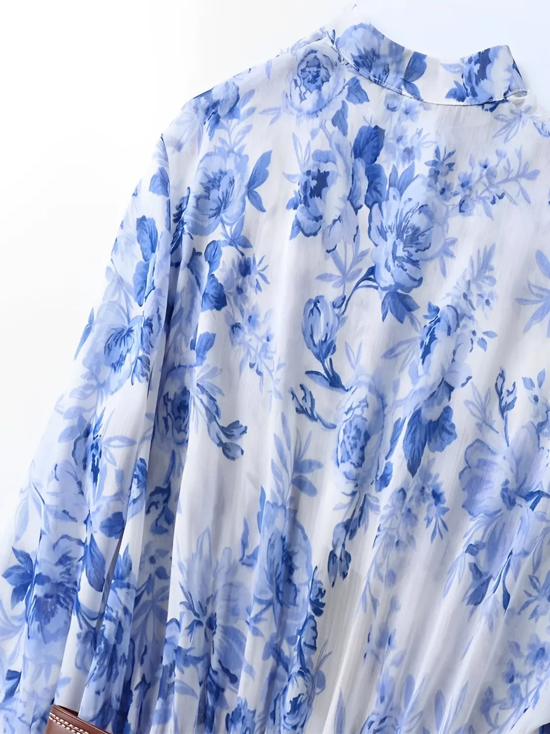 Vestido Feminino Midi Floral Azul em Chiffon com Aplique de Flores e Decote V - Sara