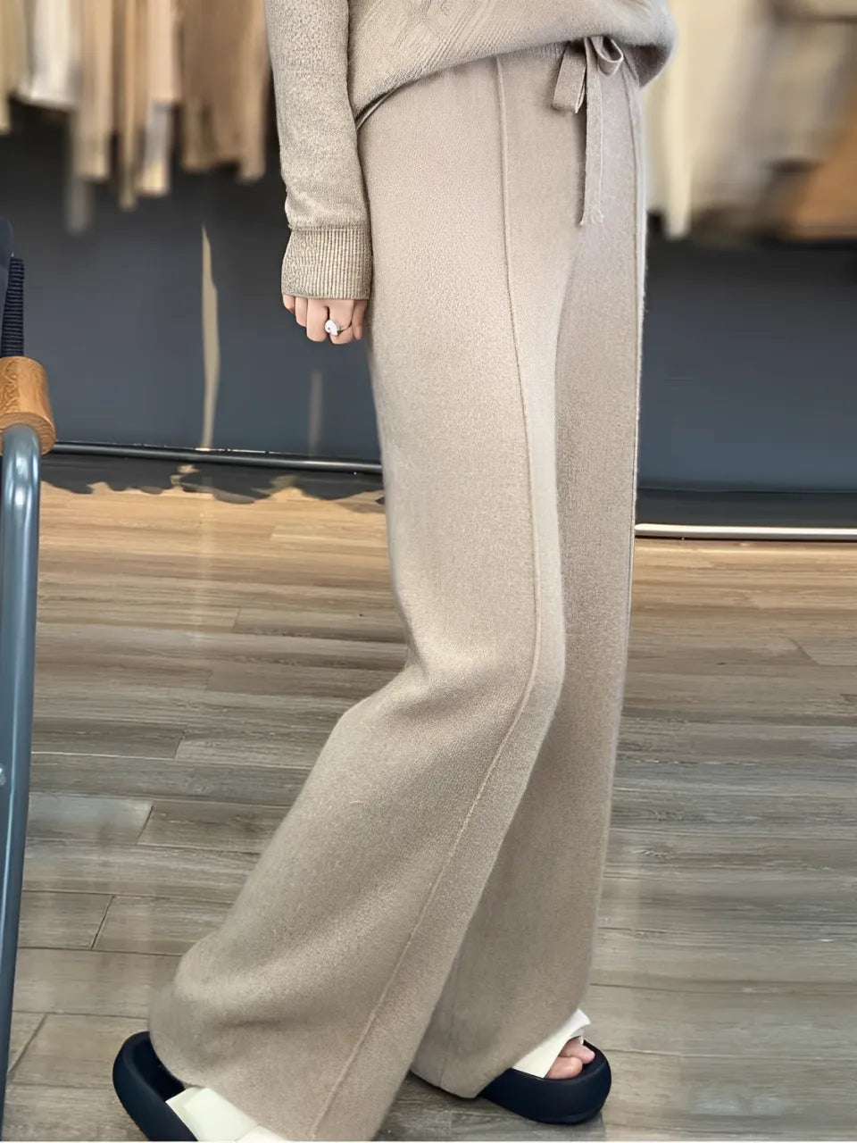 Calça Feminina Wide de Lã com Cintura Alta e Cadarço na Cintura - Justine.
