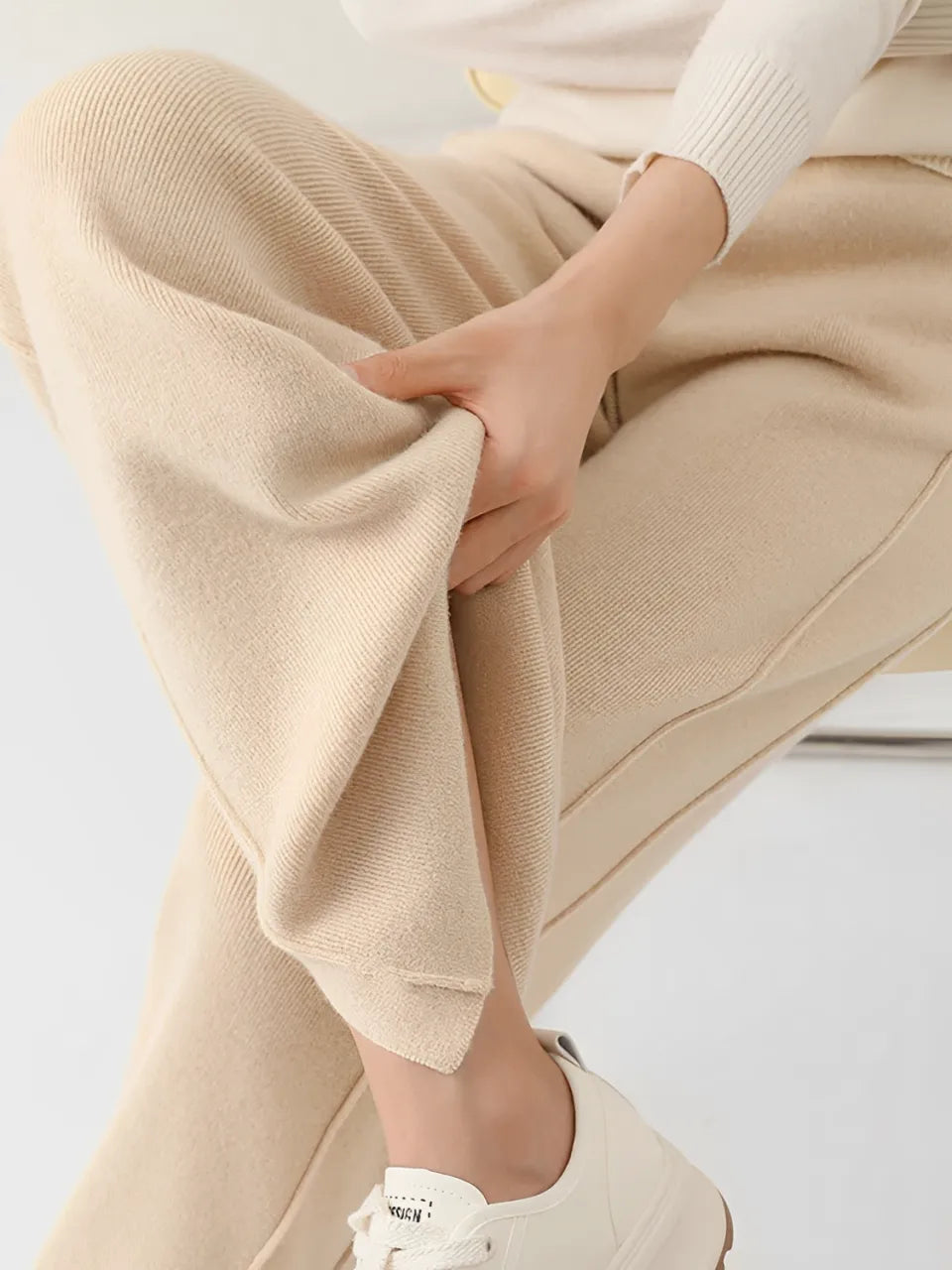 Calça Feminina Pantalona de Lã com Bolsos e Abertura na Barra - Vivian