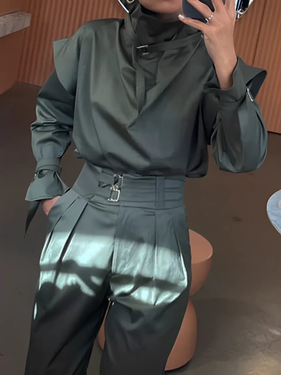 Conjunto Feminino Cargo com Cintos Blusa Gola Alta e Calça Cenoura  - Jade