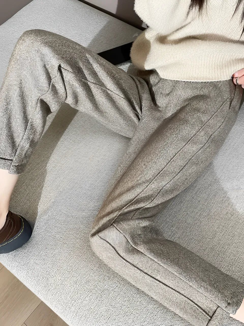 Calça Feminina Reta de Lã com Cintura Alta com Elástico - Leda.