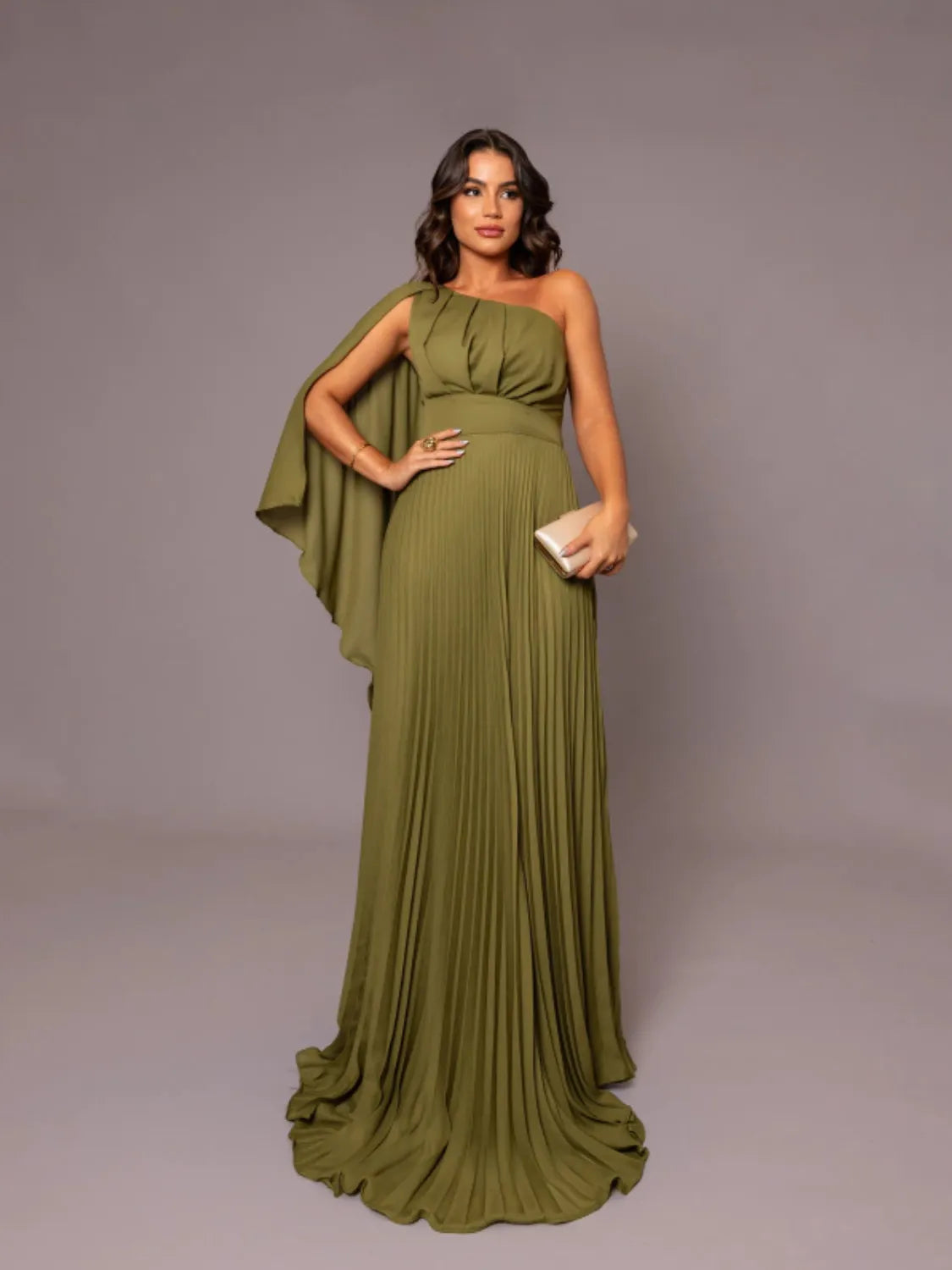 Vestido Feminino Longo de Festa com Capa no Ombro e Saia Plissada - Gabriella