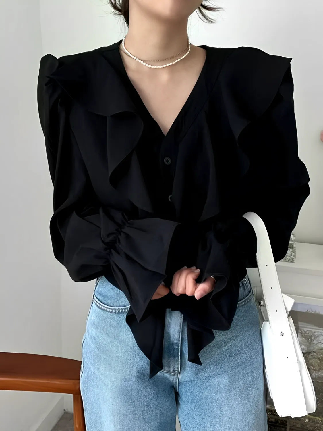 Camisa Feminina com Babados Frontais e Decote em V - Mabel