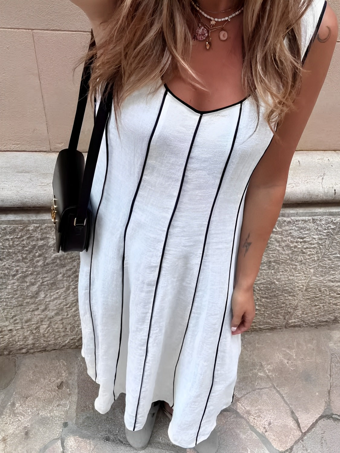 Vestido Feminino Midi com Decote Canoa e Listras em Relevo - Ariadne