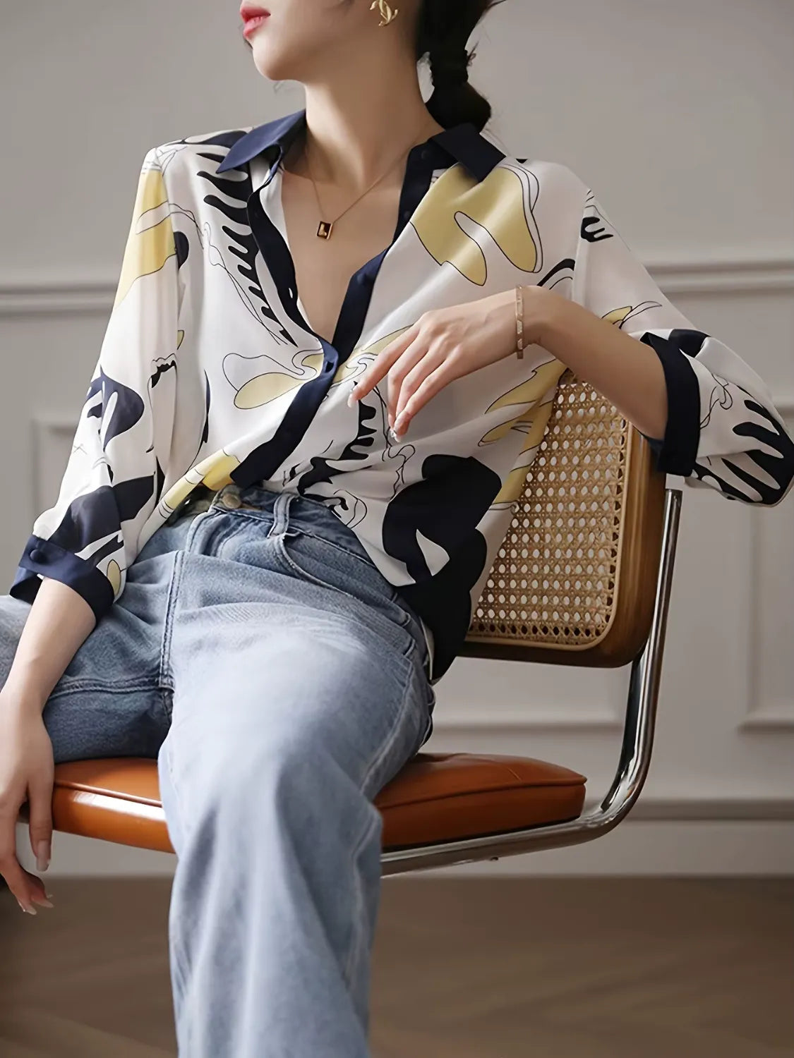 Camisa Feminina Estampada Casual com Decote em V e Botões - Elara