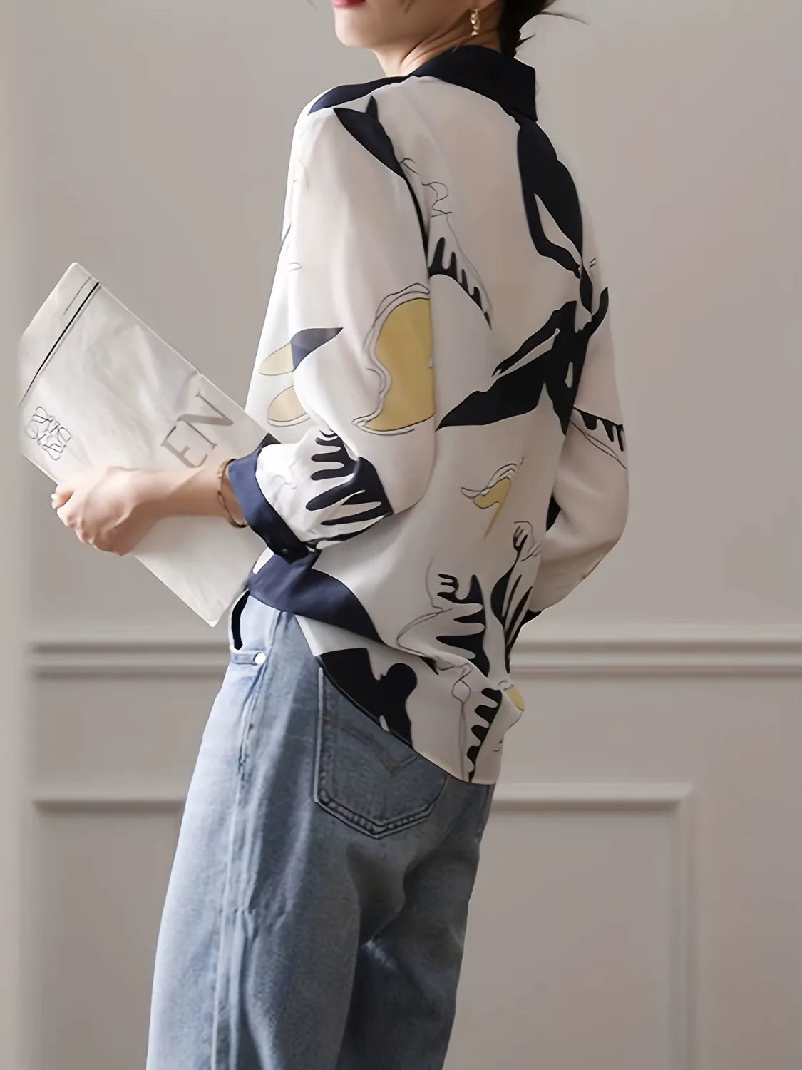 Camisa Feminina Estampada Casual com Decote em V e Botões - Elara