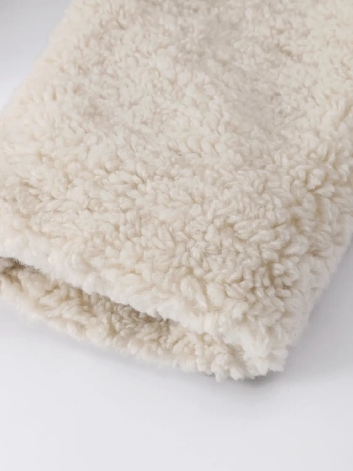 Casaco Feminino Teddy em Lã Peluciado com Bolsos - Pérola [FRETE FULL]