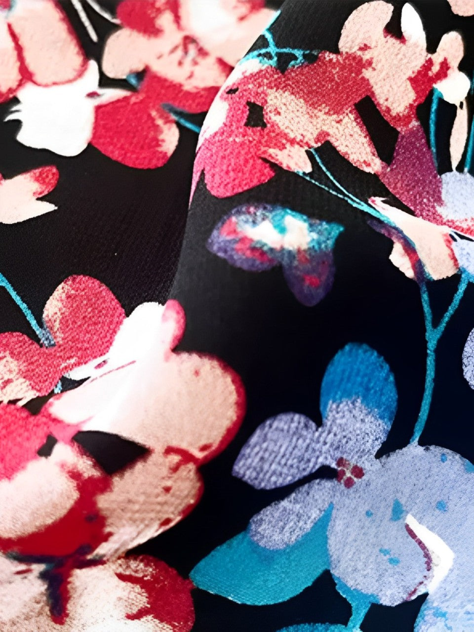 Vestido Feminino Midi Floral Fluido com Decote V e Mangas Curtas - Salma
