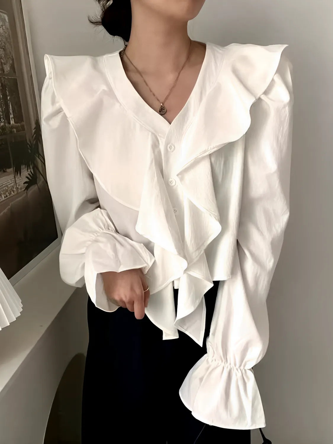 Camisa Feminina com Babados Frontais e Decote em V - Mabel