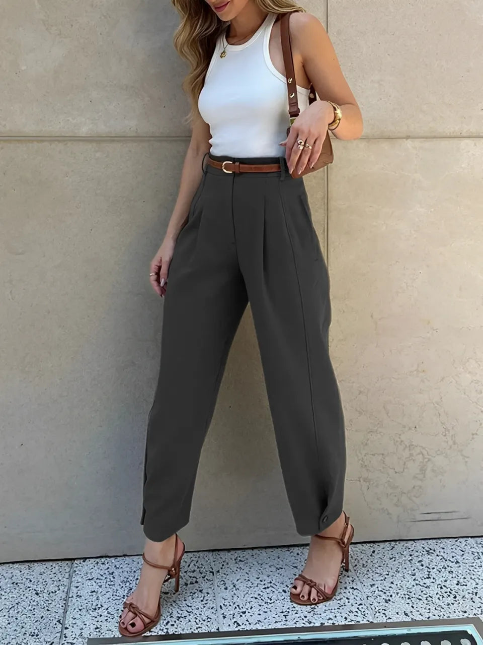 Calça Feminina Slim Cintura Média com Pregas Bolsos Funcionais e Cinto - Ester