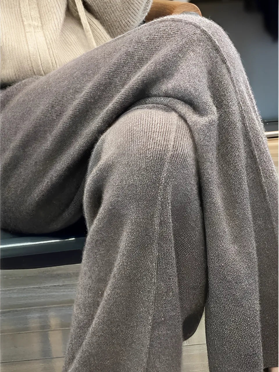 Calça Feminina Wide de Lã com Cintura Alta e Cadarço na Cintura - Justine.