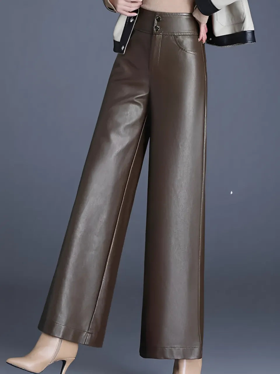 Calça Feminina Flare Cintura Alta em Couro Sintético com Fechamento em Botão - Ellie.