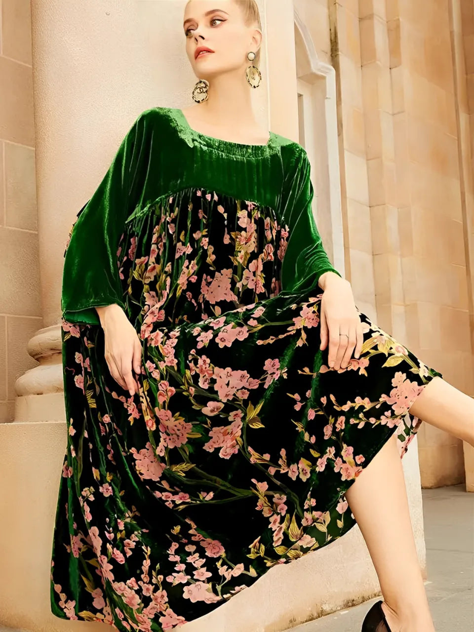 Vestido Feminino de Veludo Floral com Decote Quadrado e Mangas Longas - Theodora
