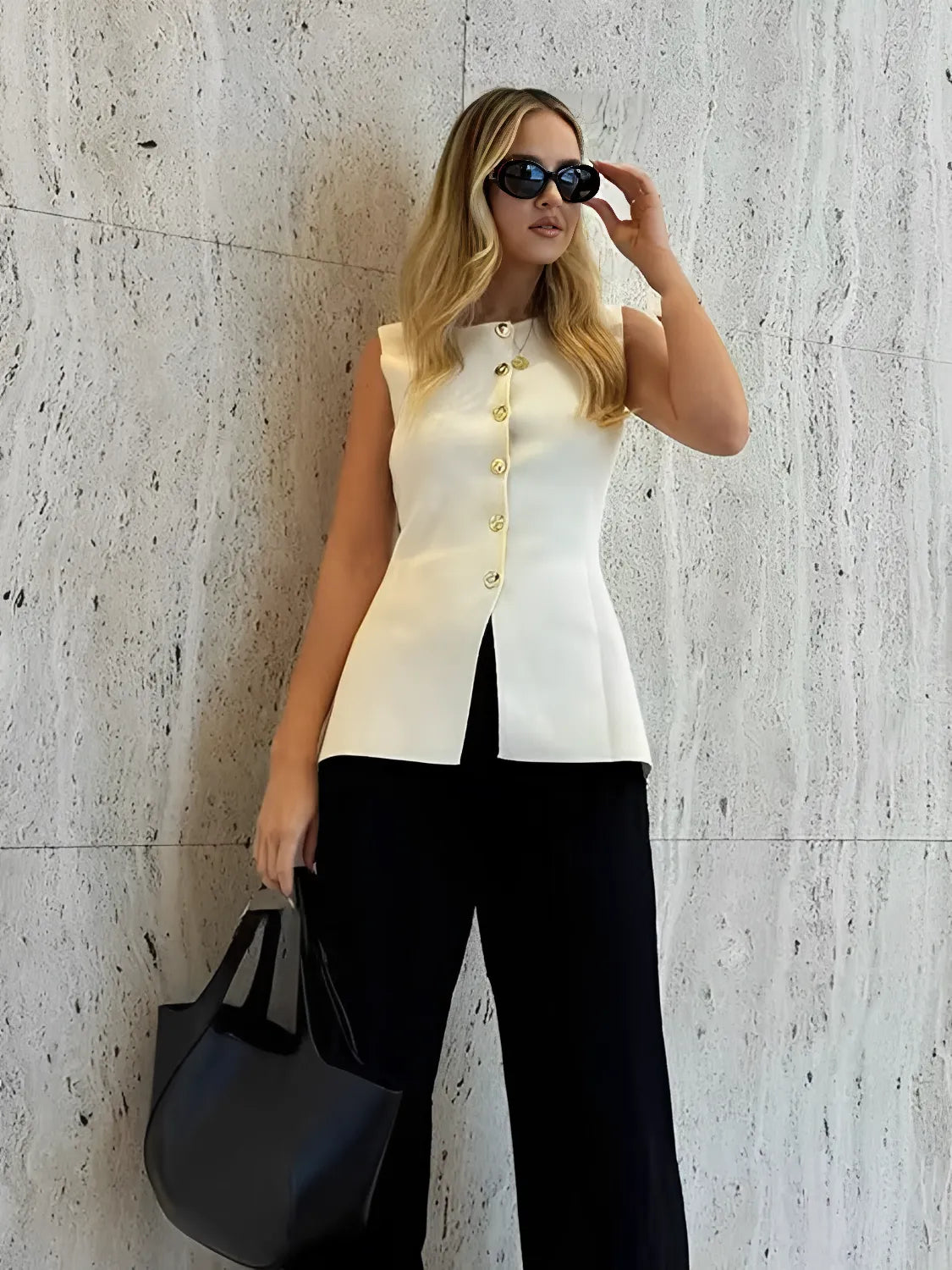 Blusa Feminina Alfaiataria com Decote Redondo e Botões Dourados - Dalila