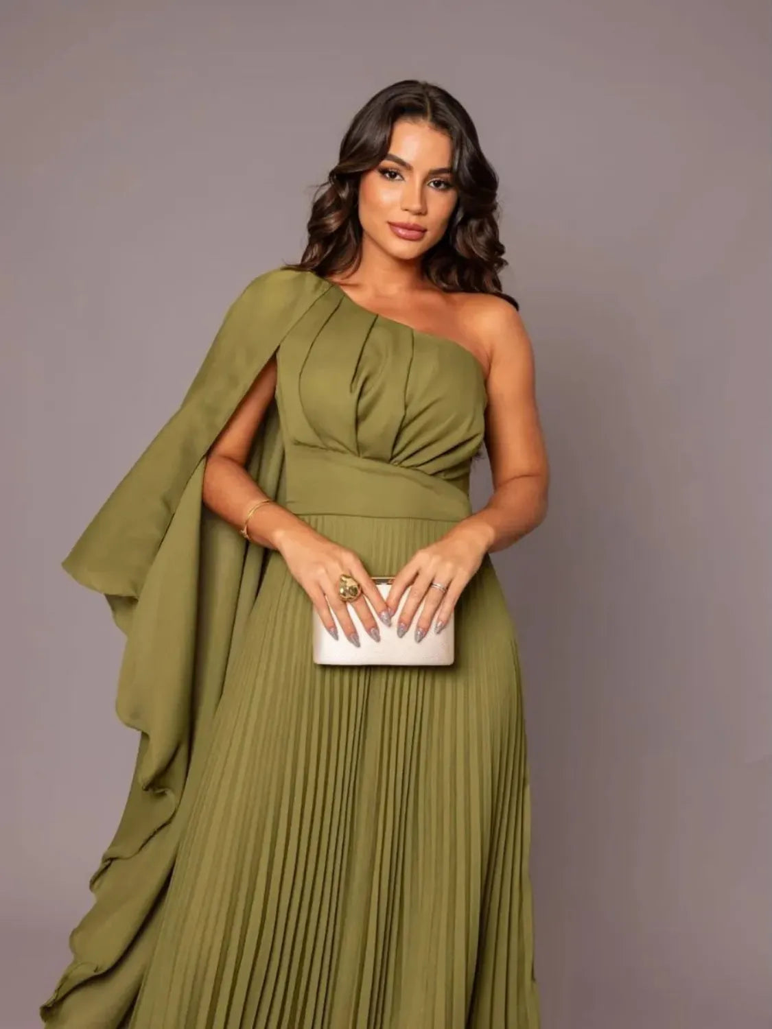 Vestido Feminino Longo de Festa com Capa no Ombro e Saia Plissada - Gabriella