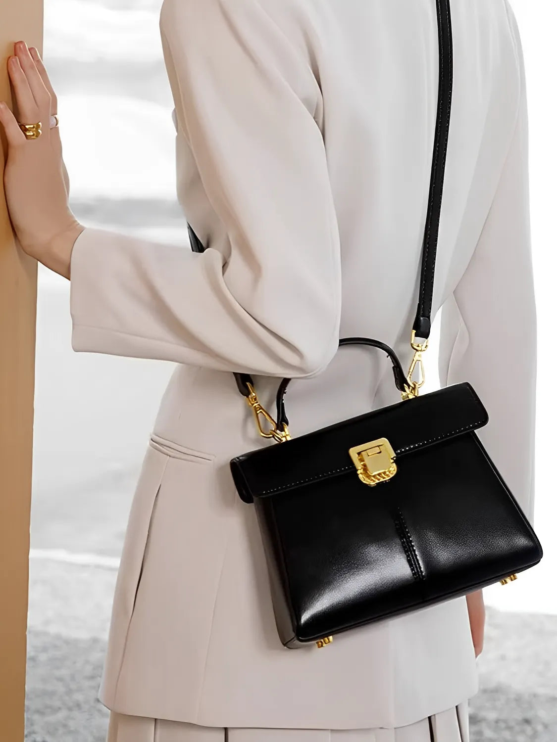 Bolsa Feminina de Couro Tiracolo com Lenço Decorativo e Alça de Ombro Elegante - Lena